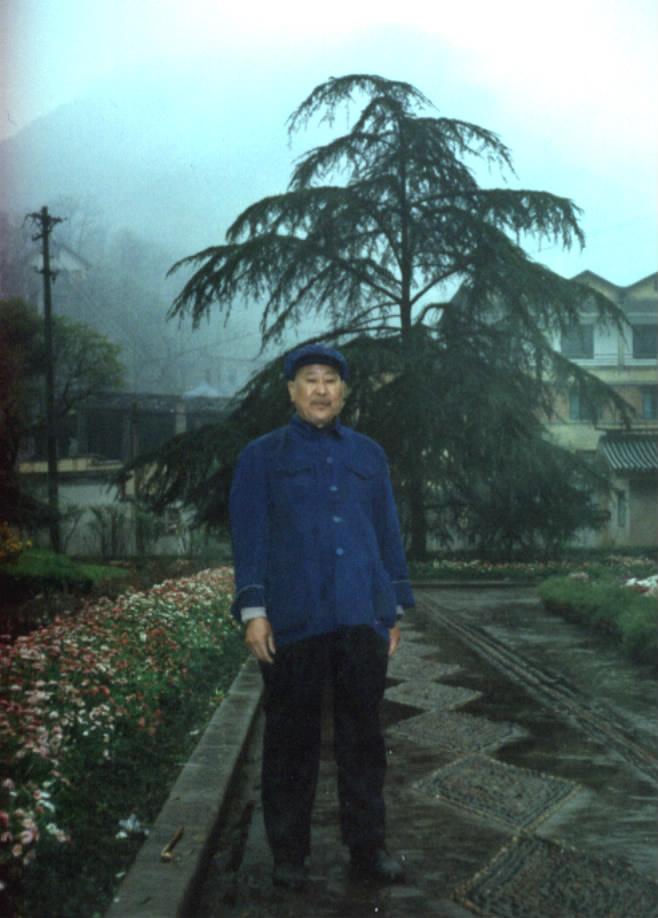 向明华照片