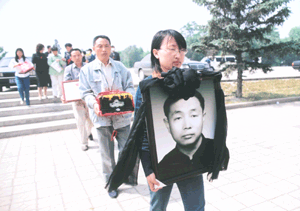 非典战役烈士梁世奎的骨灰安放在双塔烈士陵园 (2003年5月28日)