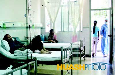 医生“全副武装”地走进传染病病房