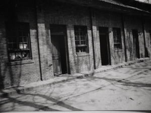 王汶石在杨梧干校宿舍（右二）